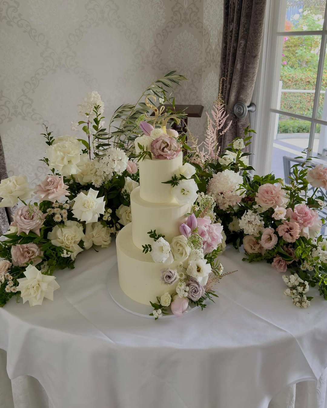 Wedding Cake Flowers - Blooming Finishing Touch for Your Sweet Centrepiece